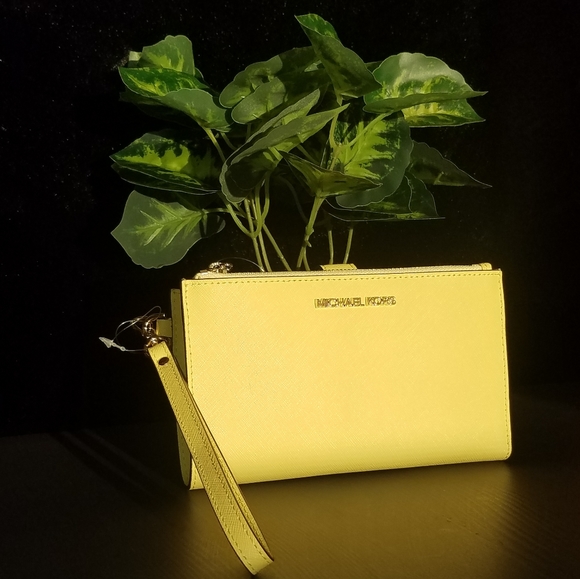 Michael Kors Handbags - Michael Kors Jet Set Double Zip Wristlet